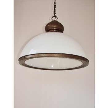 Klosz lampy wiszącej stylizowanej – detal tworzywa